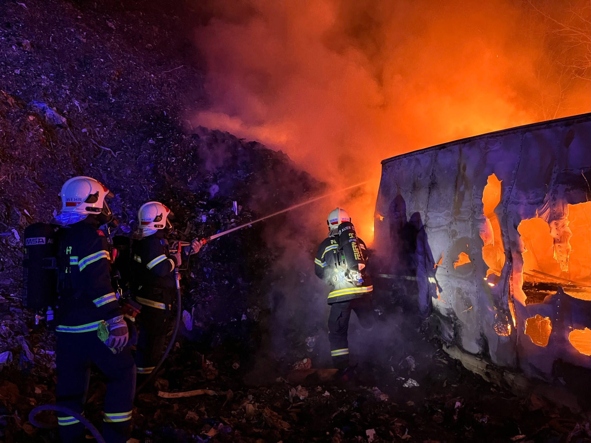 6 Feuerwehren bei Brand in müllverarbeitendem Betrieb