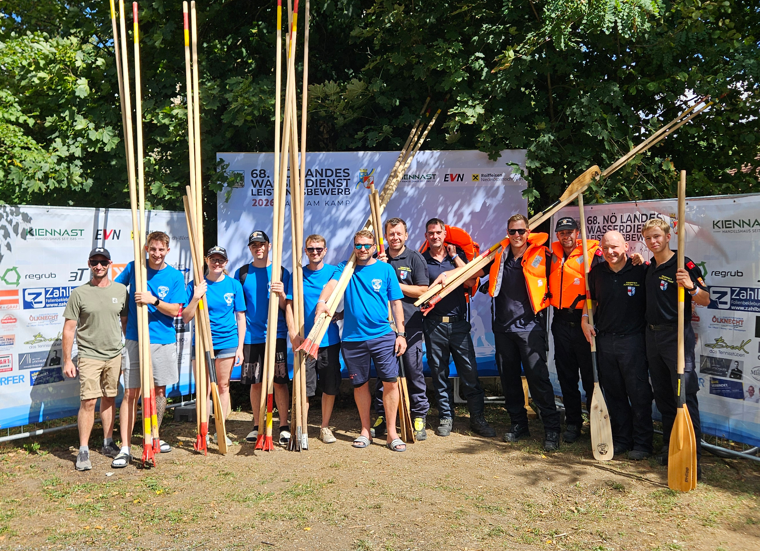 Feuerwehrleute mit Rudern und Schwimmwesten beim 68. NÖ Landeswasserwehrleistungsbewerb in Amstetten