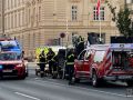 Einsatzkräfte sichern Unfallstelle in Wien: Rettungswagen und Feuerwehrfahrzeuge vor Gebäuden.