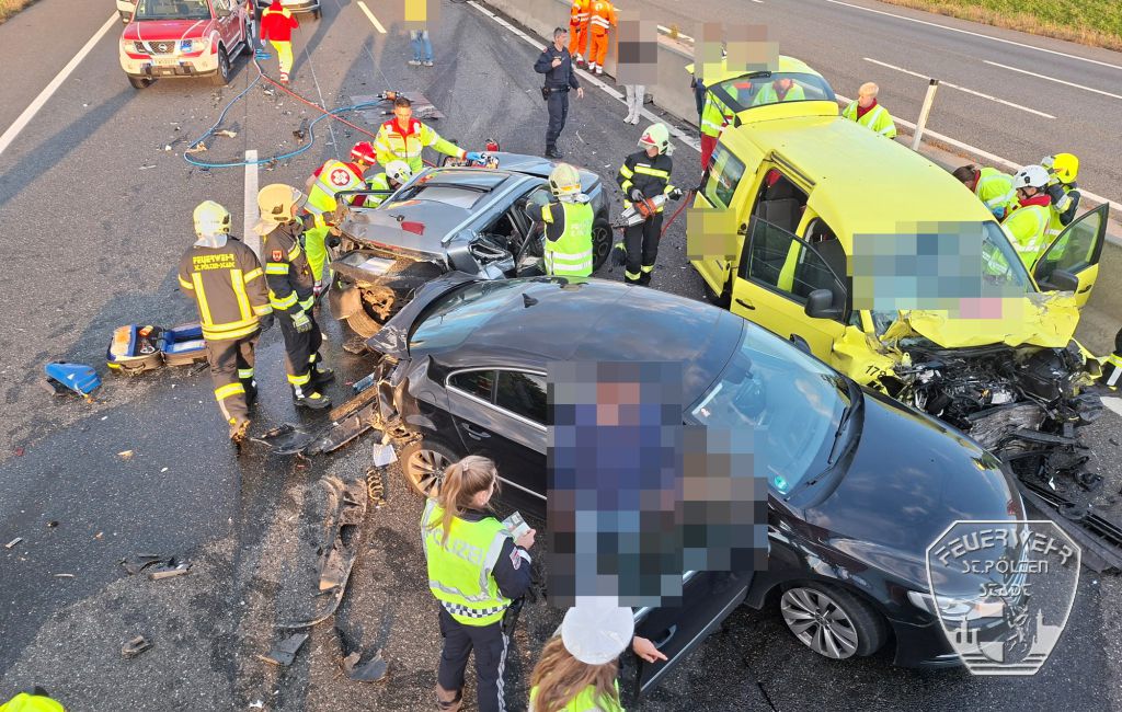 Unfall auf Autobahn: Feuerwehr und Polizei sichern Unfallstelle mit mehreren zerstörten Autos und einem Rettungswagen.