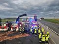 Unfall auf der A1 bei Haag: Feuerwehr und Polizei sichern Lkw-Bergung auf der Autobahn.